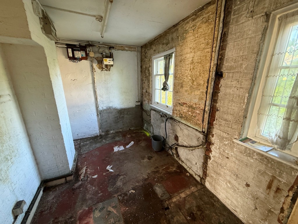 Lot: 210 - FLAT IN NEED OF REFURBISHMENT - Space for the kitchen
